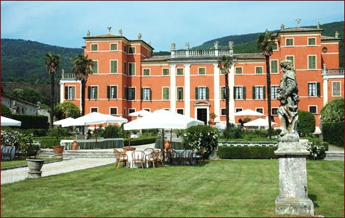 Vista della facciata di Villa Pellegrini a Costermano