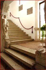 scalinata interna di Villa Pellegrini a Costermano